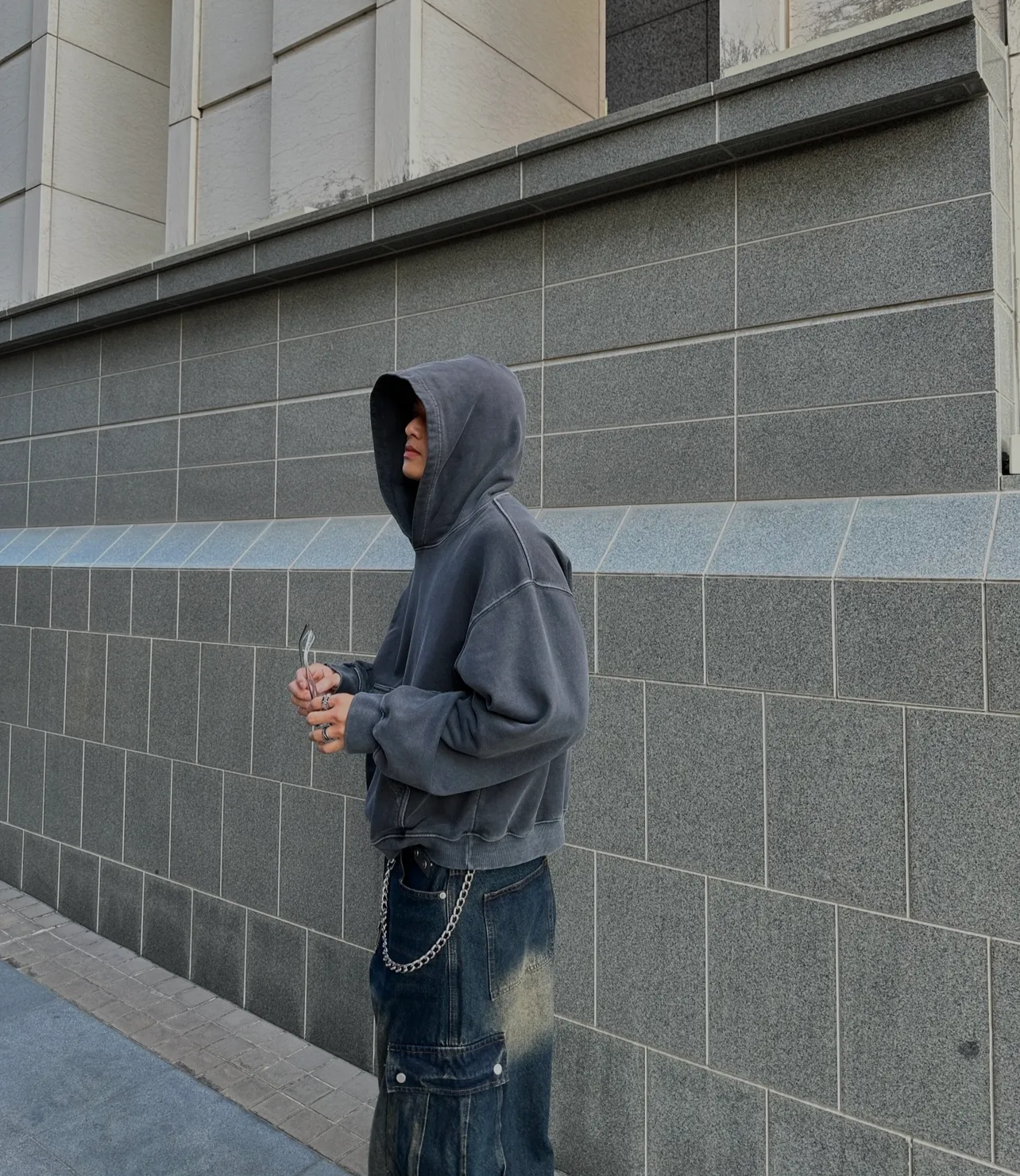 手工洗舊色短下擺落肩帽T