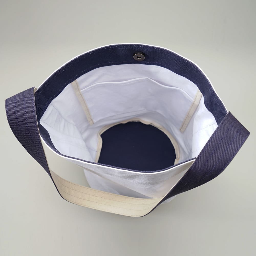 阿福圓筒帆布包正面展示，白色圓柱設計，適合日常與旅行使用