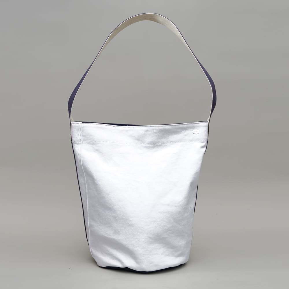 阿福圓筒帆布包正面展示，白色圓柱設計，適合日常與旅行使用