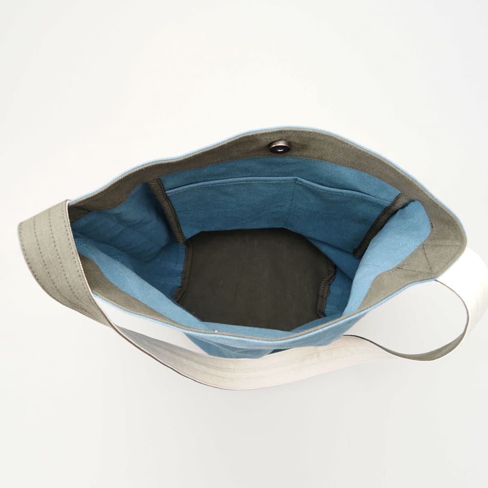 阿福山綠圓筒帆布包正面拍攝，圓柱設計與清新山綠色調，適合日常隨身攜帶