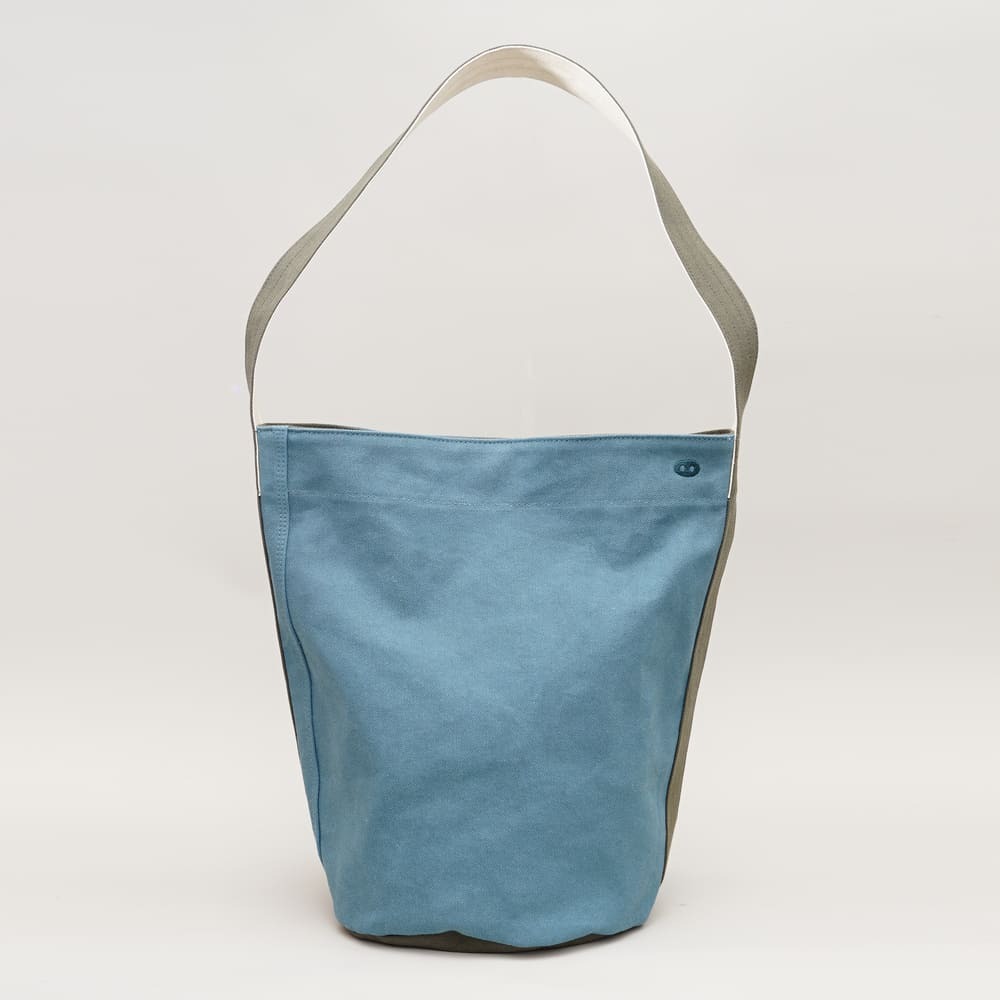 阿福山綠圓筒帆布包正面拍攝，圓柱設計與清新山綠色調，適合日常隨身攜帶