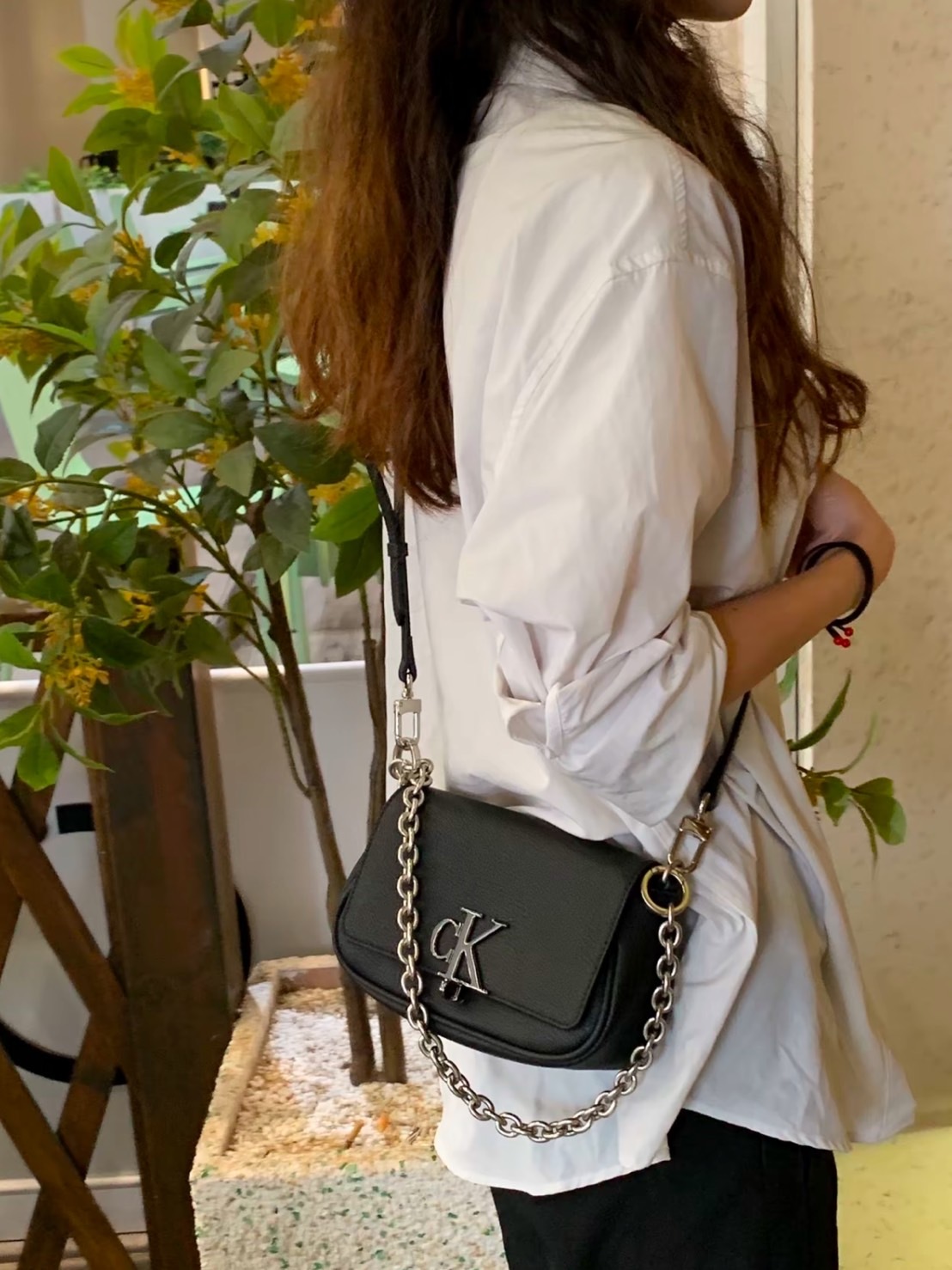 CALVIN KLEIN 經典黑 CK LOGO 馬鞍包