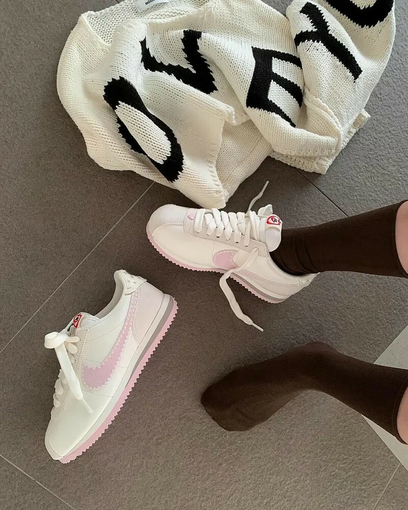 KTQ STORE ‧ NIKE CORTEZ 阿甘 2025年 情人節限定 奶油色  粉紫 外縫線 愛心 HV6012-161