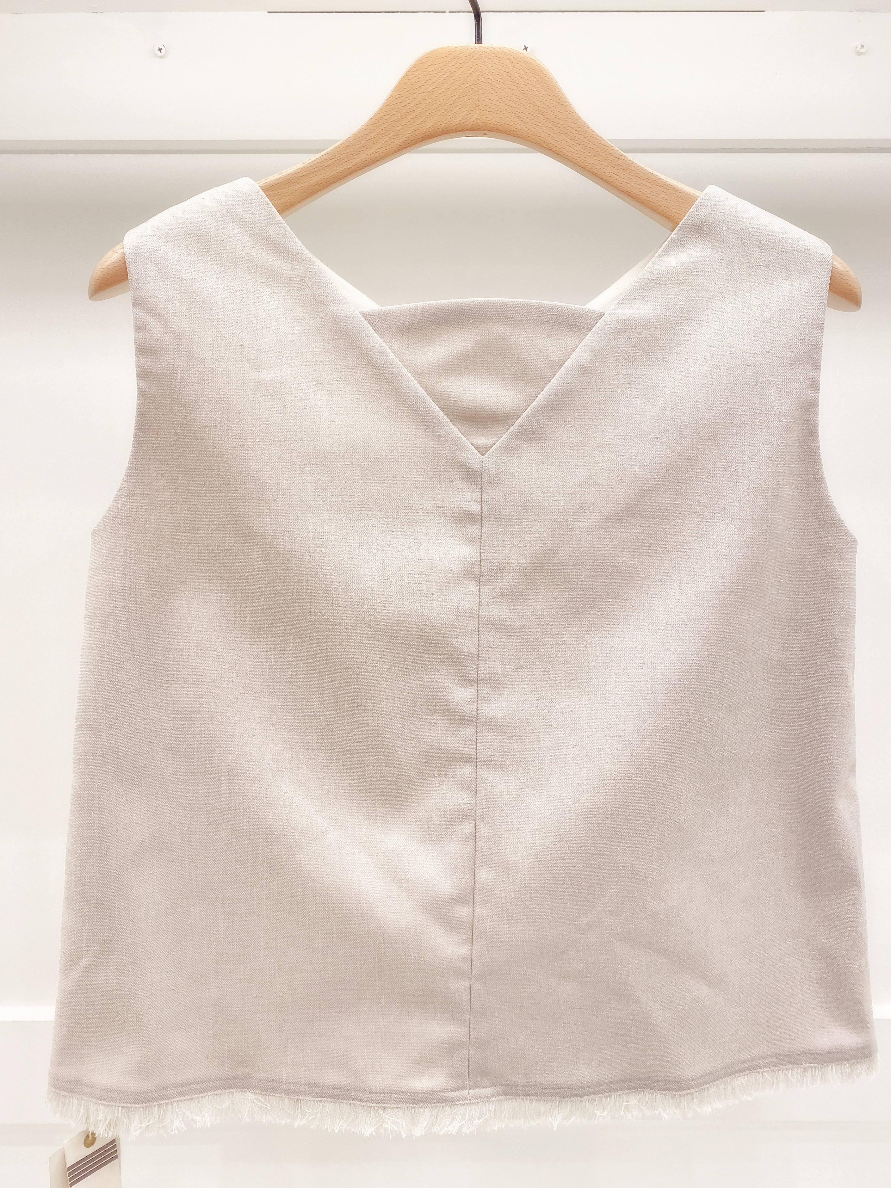 下擺流蘇無袖V領上衣