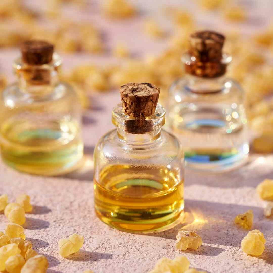 乳香樹脂可提煉萃取出2種珍貴的護膚精華：乳香純露 (Frankincense Hydrosol) 與乳香精油 (Frankincense Essential Oil)。