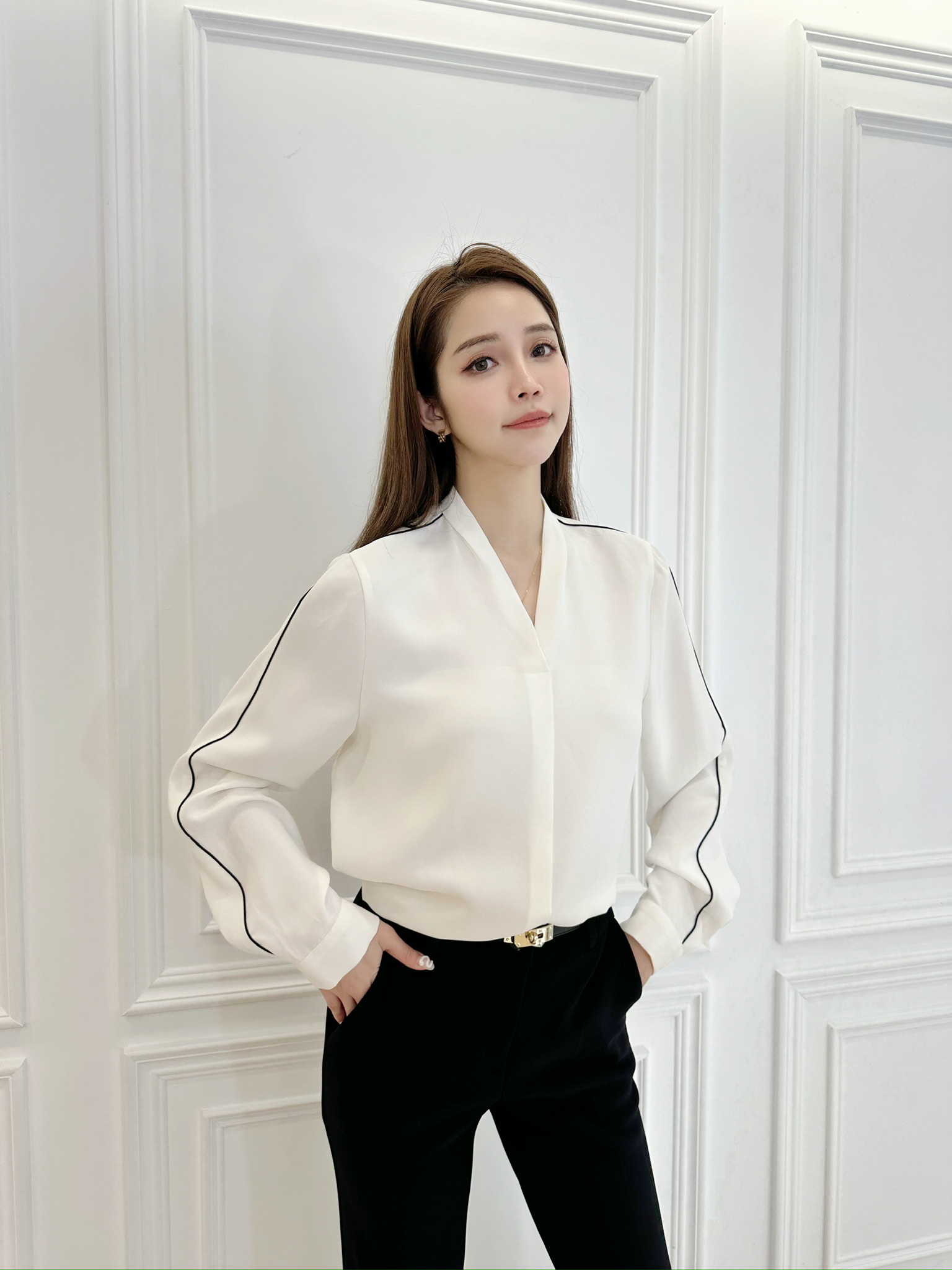 肩撞色線條V領上衣