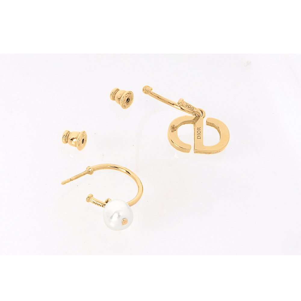 【CHRISTIAN DIOR】Petit CD 水晶標誌及珍珠不對稱針式耳環(金色/白色)E1548PTCCY_D301