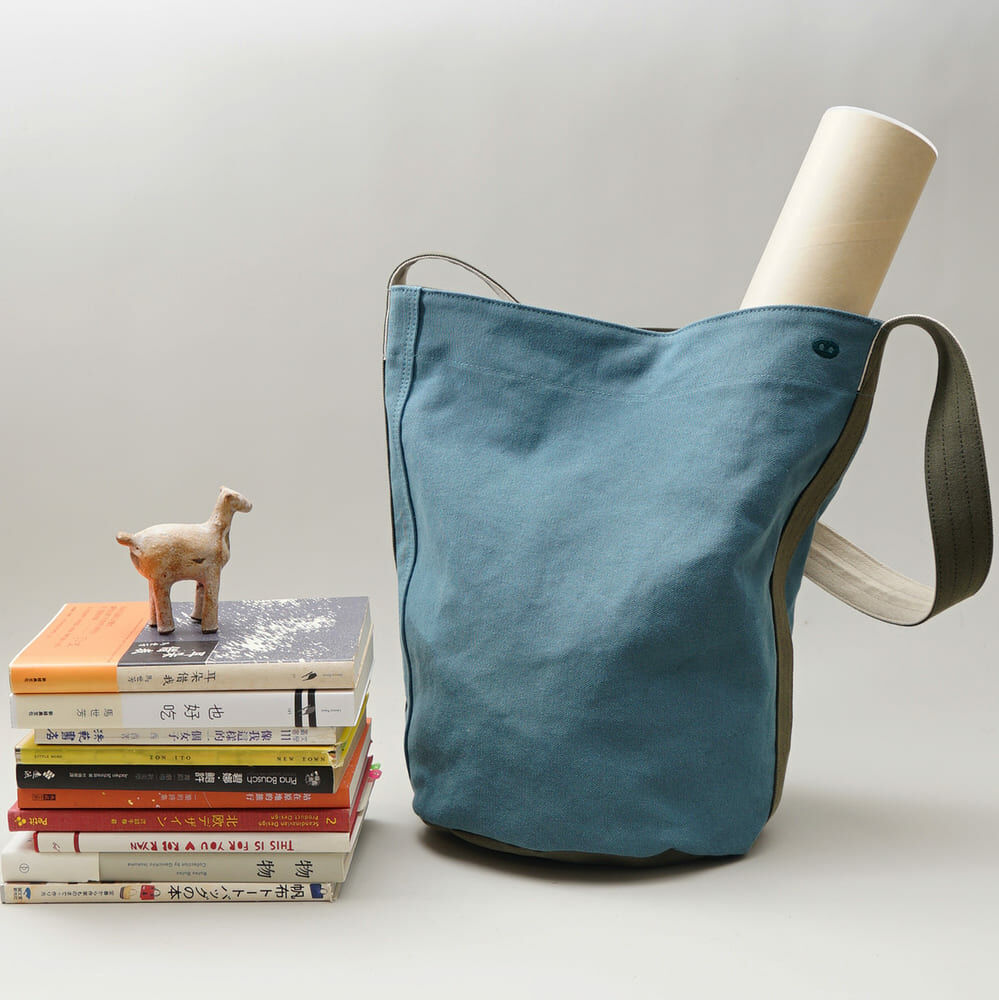 阿福山綠圓筒帆布包正面拍攝，圓柱設計與清新山綠色調，適合日常隨身攜帶