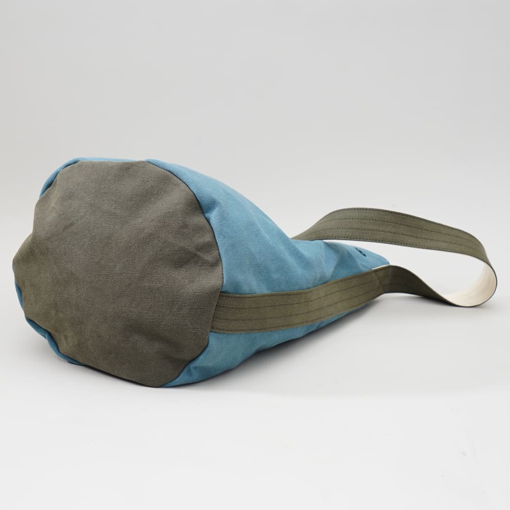 阿福山綠圓筒帆布包正面拍攝，圓柱設計與清新山綠色調，適合日常隨身攜帶