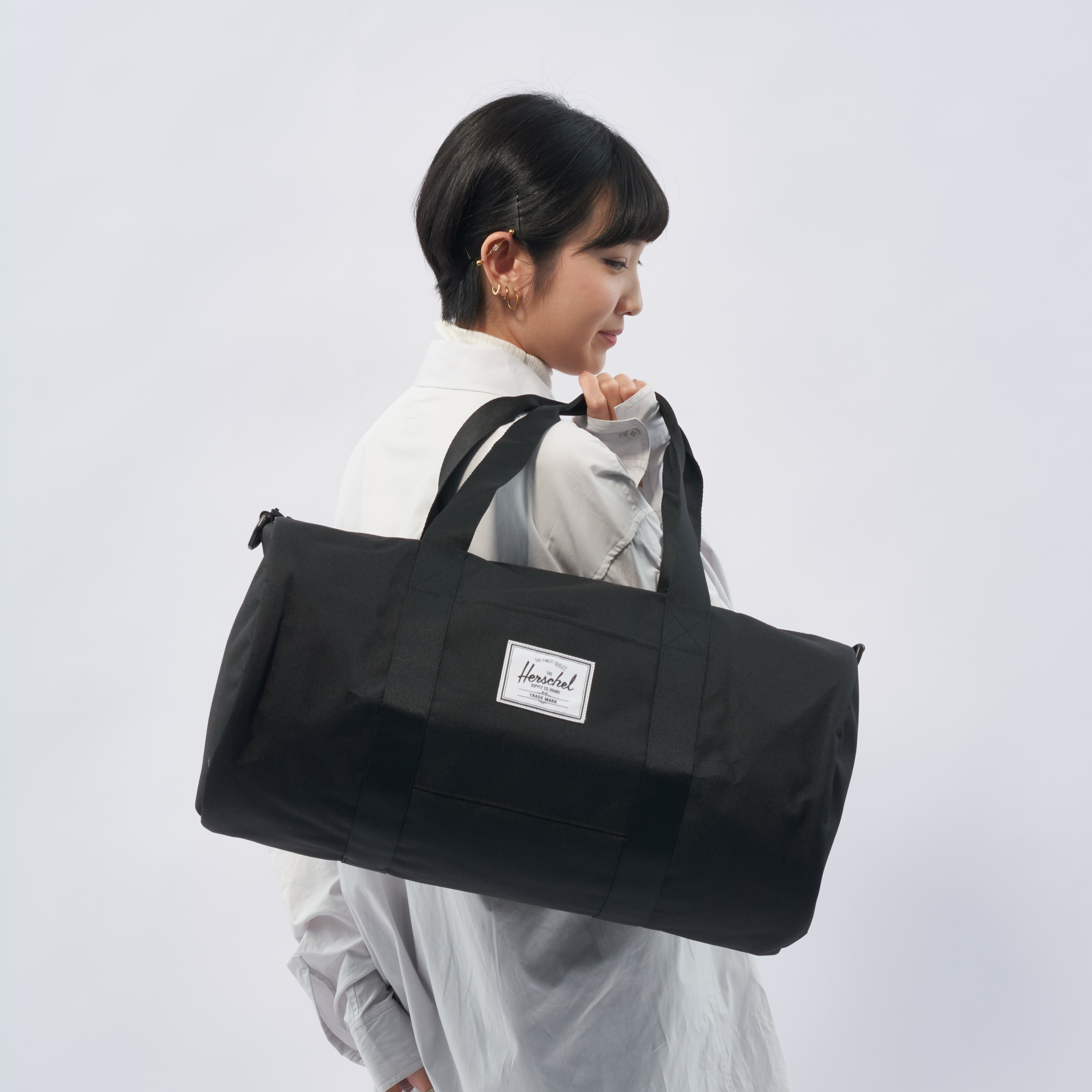 Herschel Classic Gym健身袋 旅行袋 模特兒實背圖片