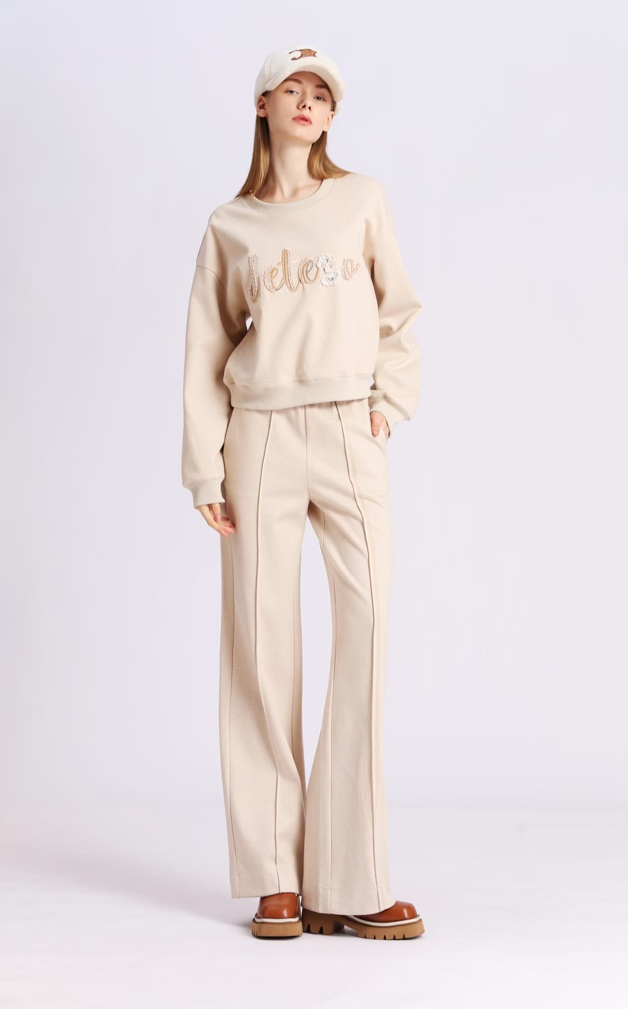 BD15356A1 雲糖字母立體繡線 logo 針織上衣