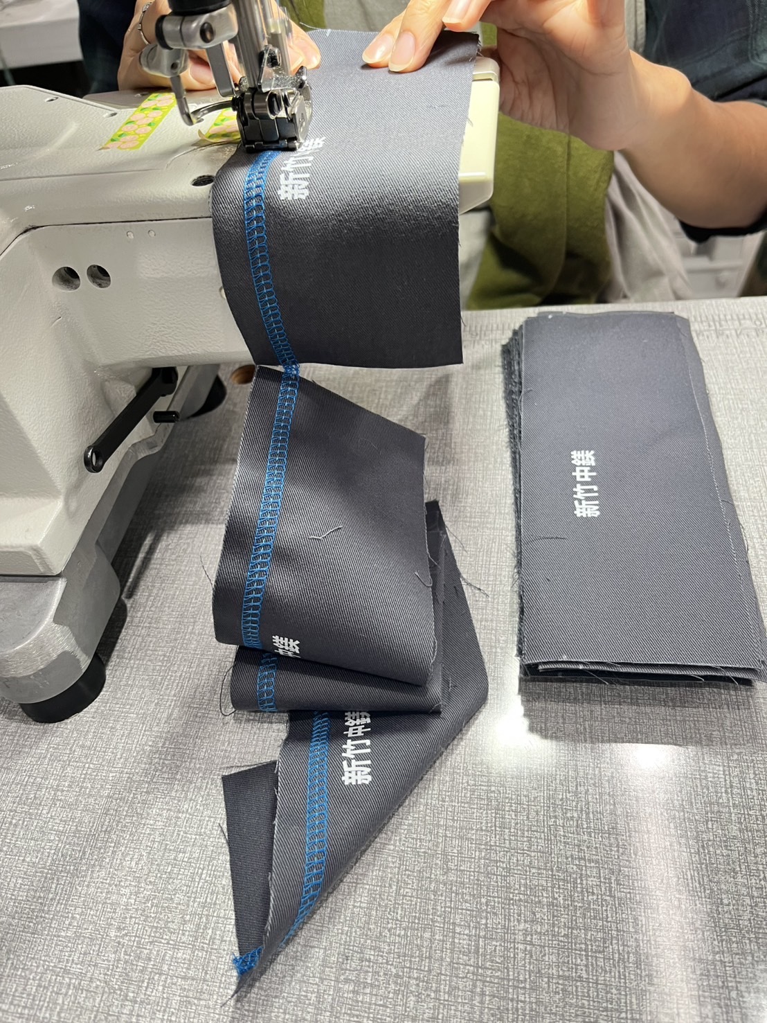 永續商品設計/舊制服再製拉鍊小包
