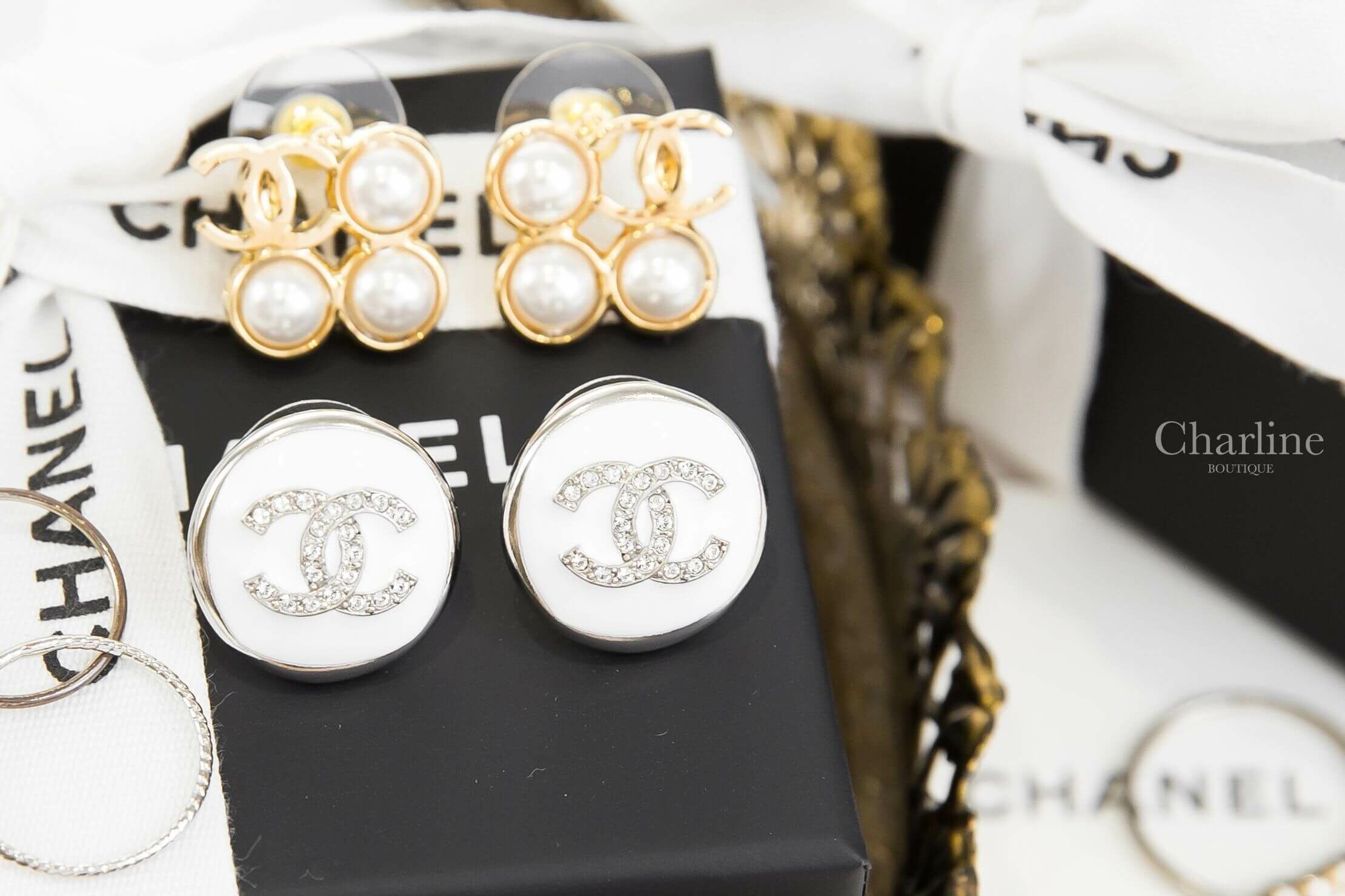Chanel Stud Earrings 白底銀色水鑽CC金屬滾邊圓型耳環