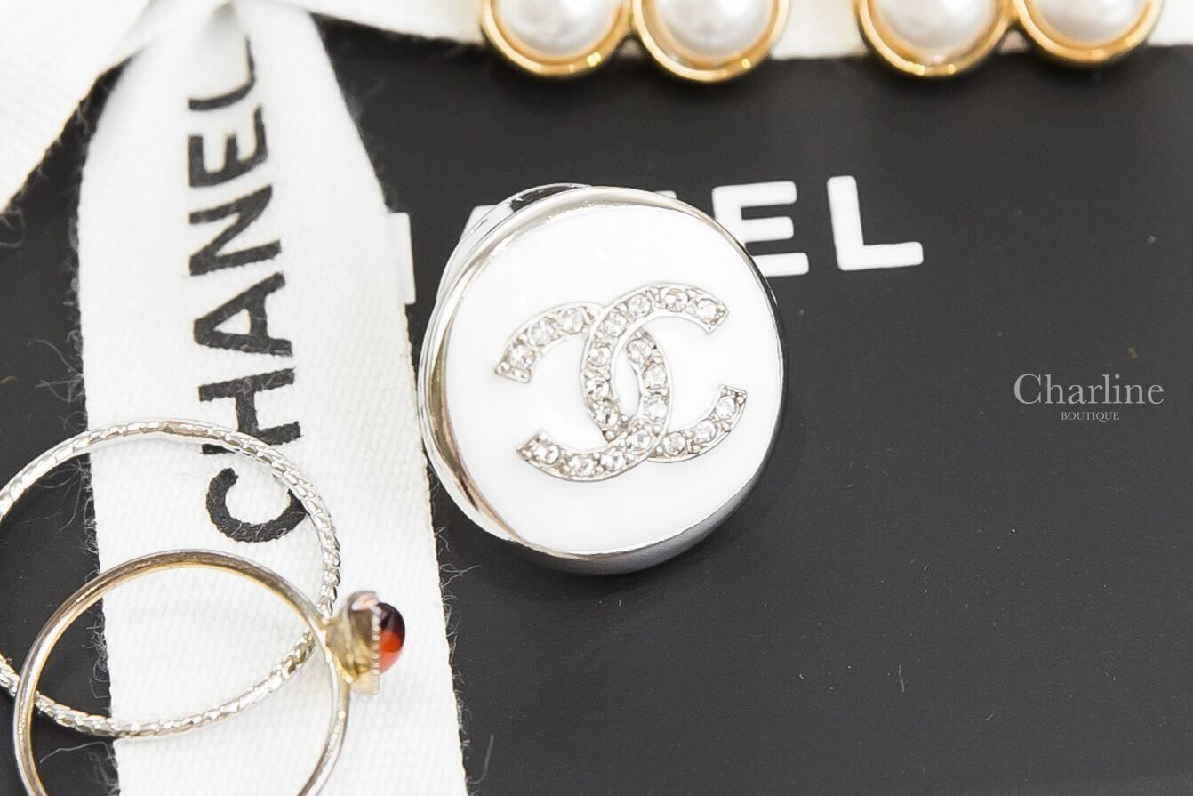 Chanel Stud Earrings 白底銀色水鑽CC金屬滾邊圓型耳環
