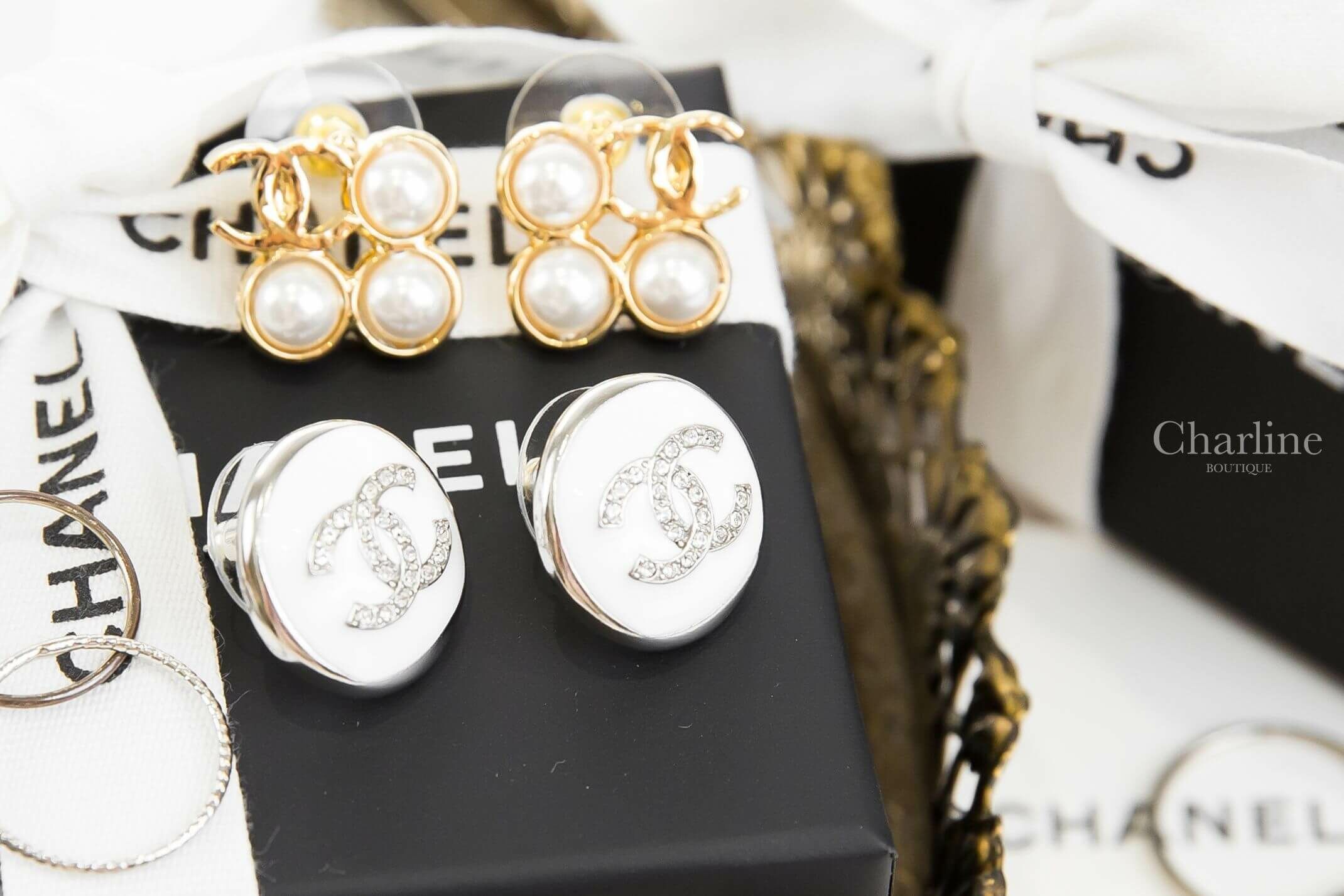 Chanel Stud Earrings 白底銀色水鑽CC金屬滾邊圓型耳環-Charline Boutique 精品代購