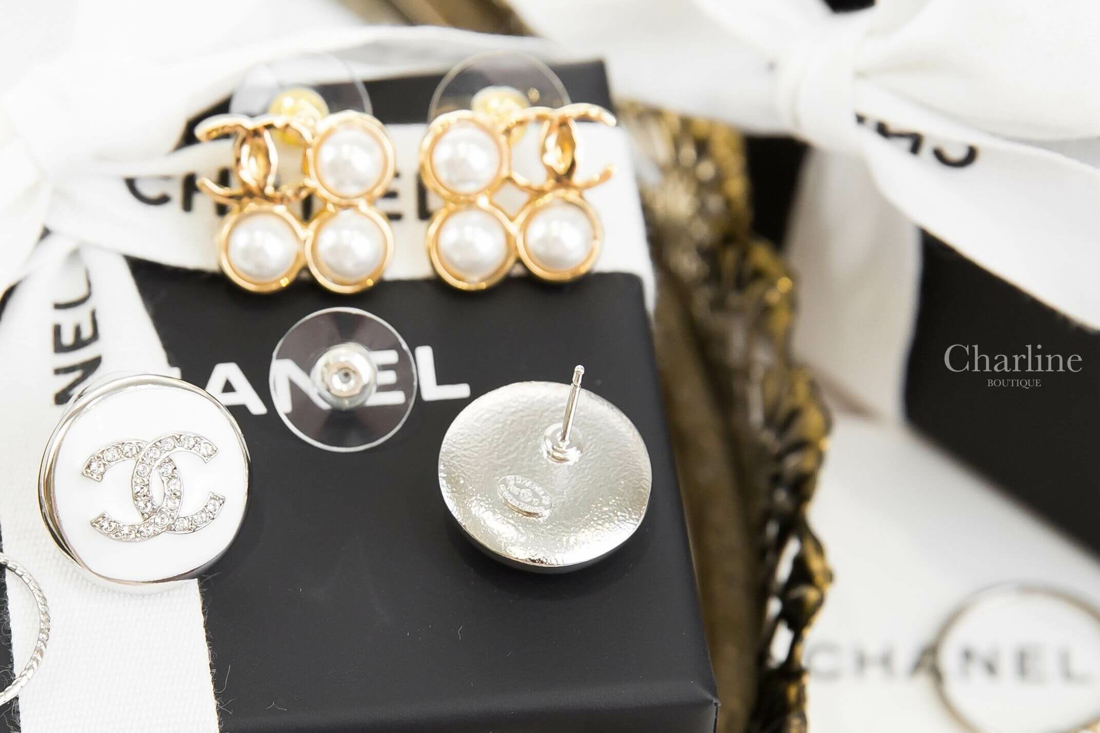 Chanel Stud Earrings 白底銀色水鑽CC金屬滾邊圓型耳環-Charline Boutique 精品代購