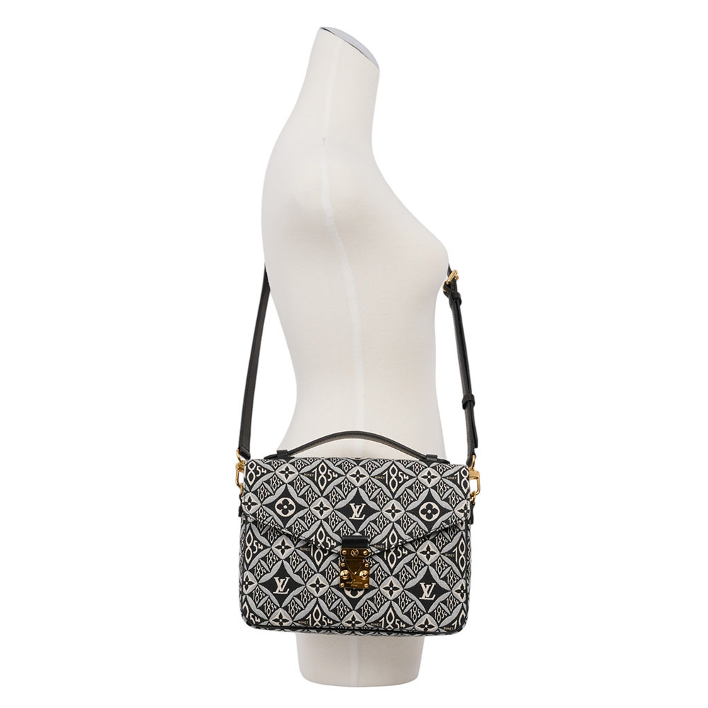 【Louis Vuitton / LV】Since 1854 Monogram 復古標誌布質郵差包(黑色)M57272