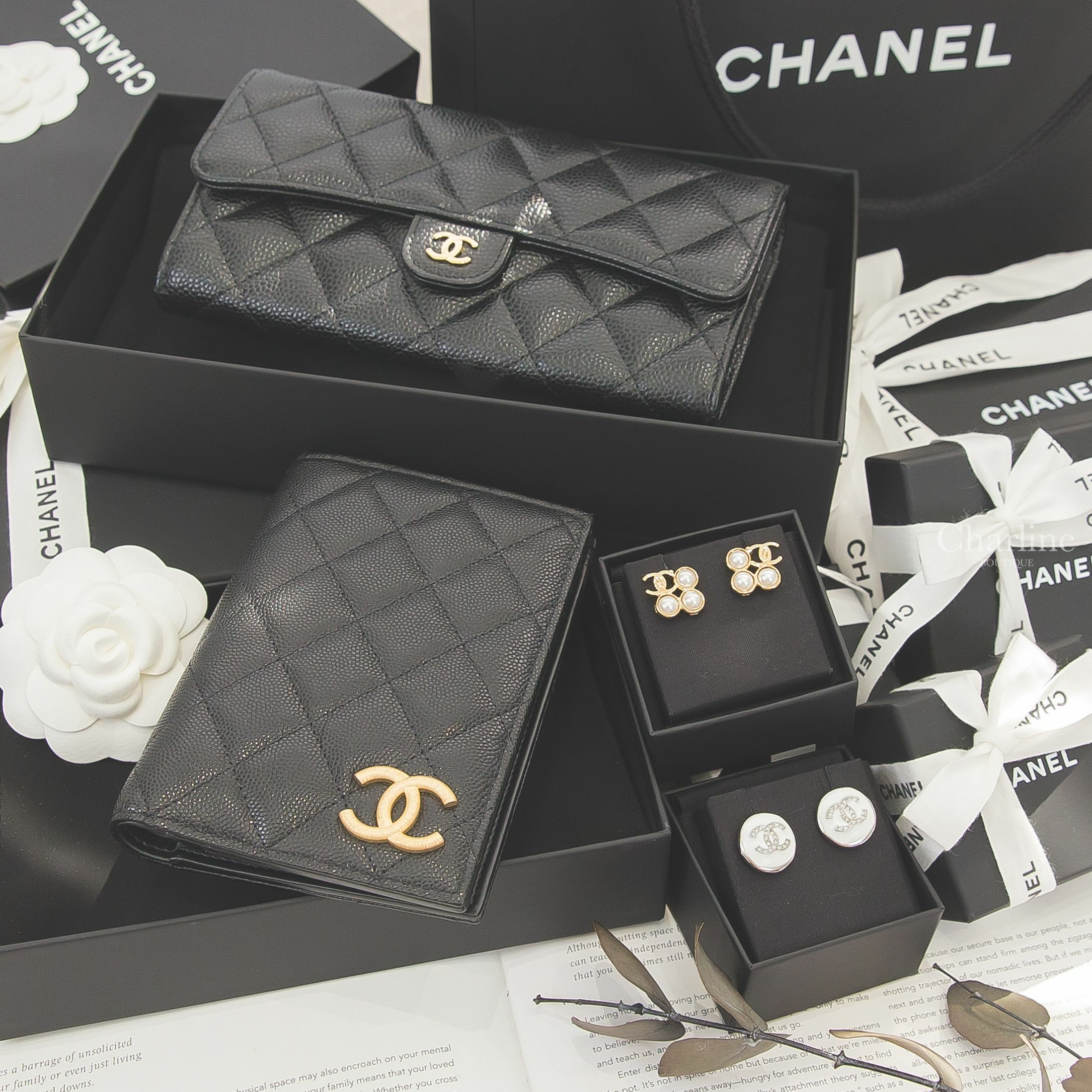 Chanel 白底銀色水鑽CC圓型耳環,Chanel 金色CC白色珍珠不對稱方形耳環,Chanel 黑色拉絲立體金CC荔枝菱格紋黑色內裡護照夾,Chanel 黑色金CC酒紅內裡荔枝菱格紋前釦式長夾-Charline Boutique 精品代購
