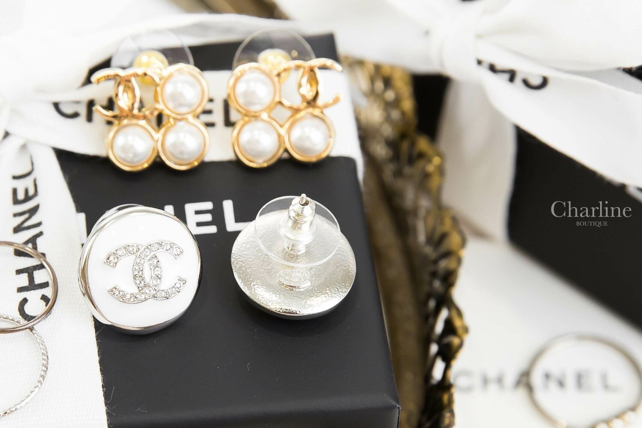 Chanel Stud Earrings 白底銀色水鑽CC金屬滾邊圓型耳環-Charline Boutique 精品代購
