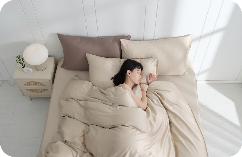 女孩使用萊賽爾天絲枕套，觸感柔軟，睡起來相當舒適。