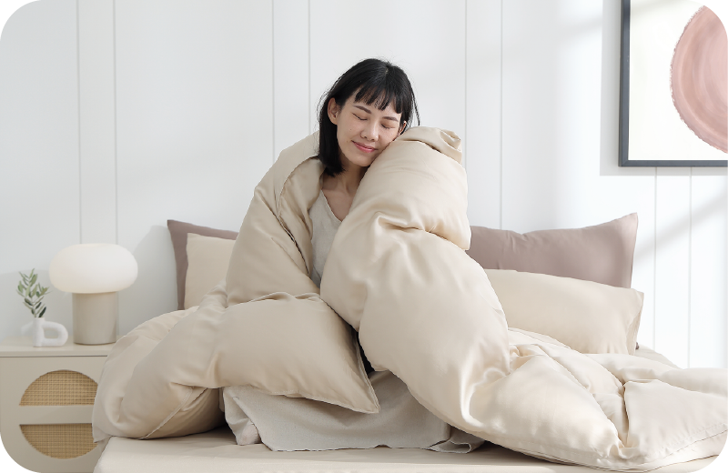 女孩使用萊賽爾天絲床包組，透氣乾爽、還有十分細緻的柔軟手感。