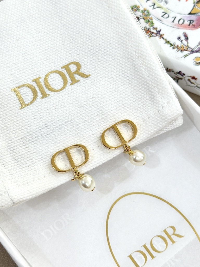 DIOR Petit CD Clip-On Earrings E3221