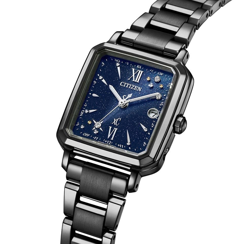 萬年鐘錶 - Citizen 星辰錶  XC   hikari collection 限量方型全黑星空藍鈦金屬附皮革錶戴套組光動能電波女錶 ES9504-50E 錶徑25MM