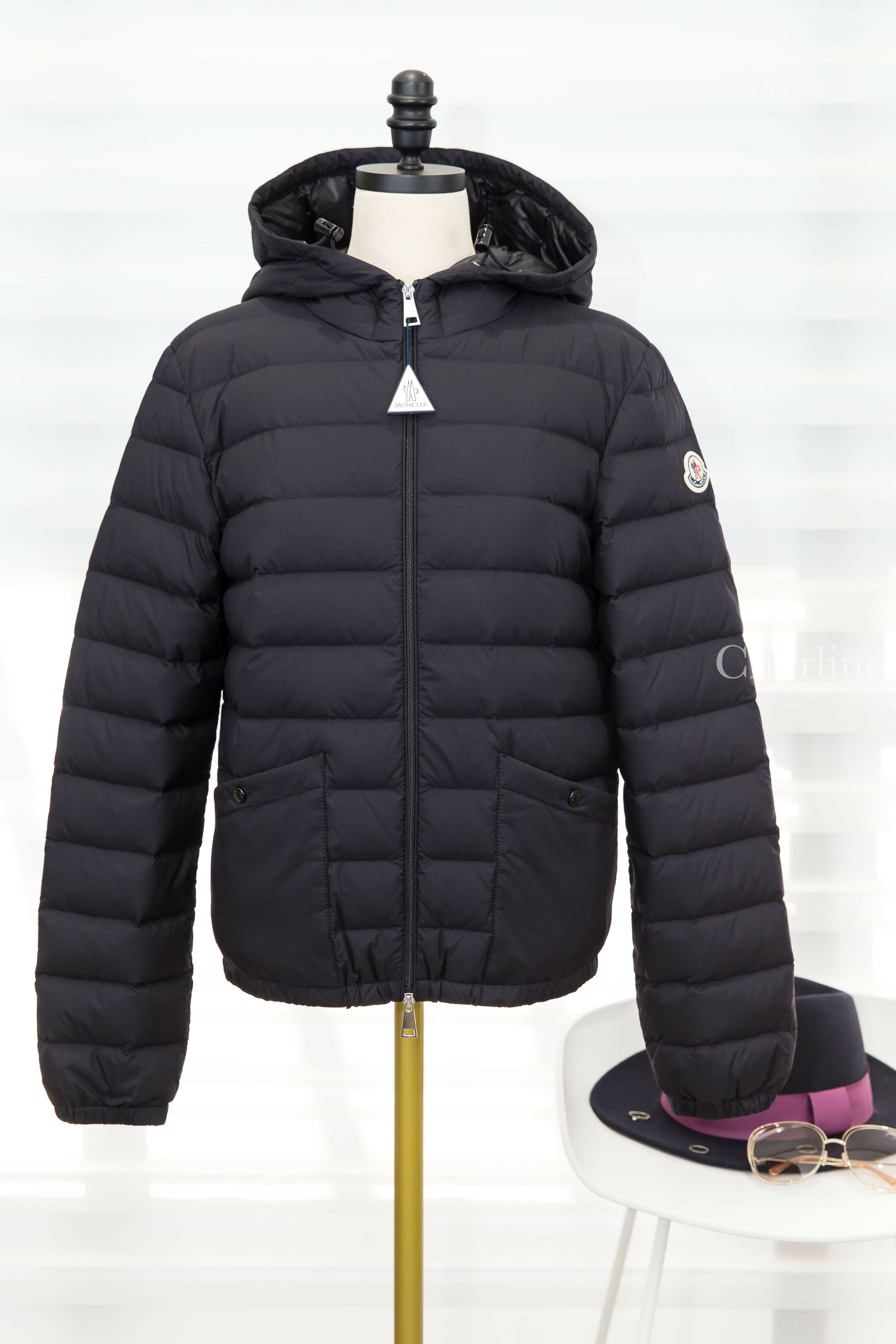 Moncler Hede Hooded Short Down Jacket 黑色連帽拉鍊口袋輕羽絨外套-Charline Boutique 精品代購