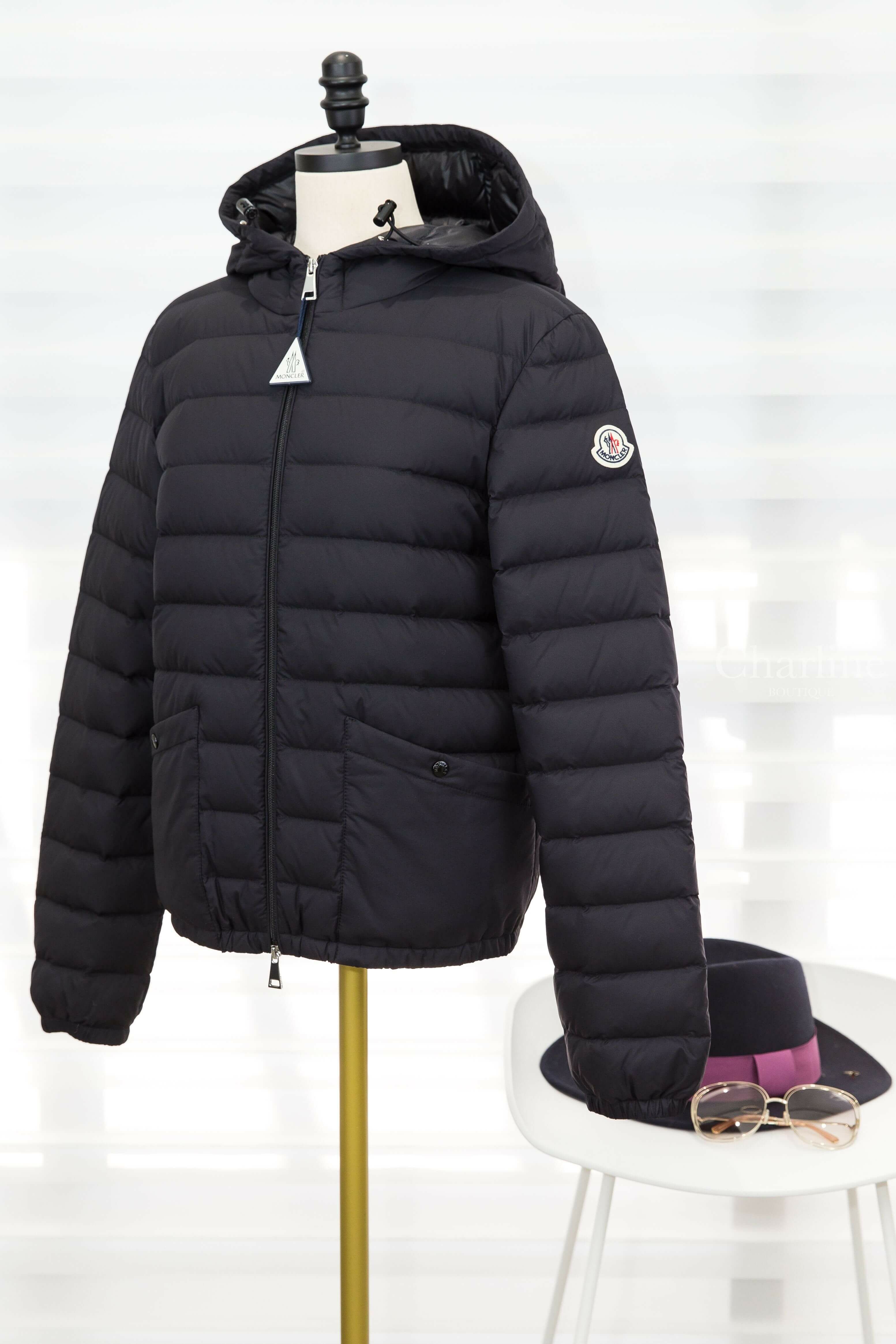 Moncler Hede Hooded Short Down Jacket 黑色連帽拉鍊口袋輕羽絨外套-Charline Boutique 精品代購