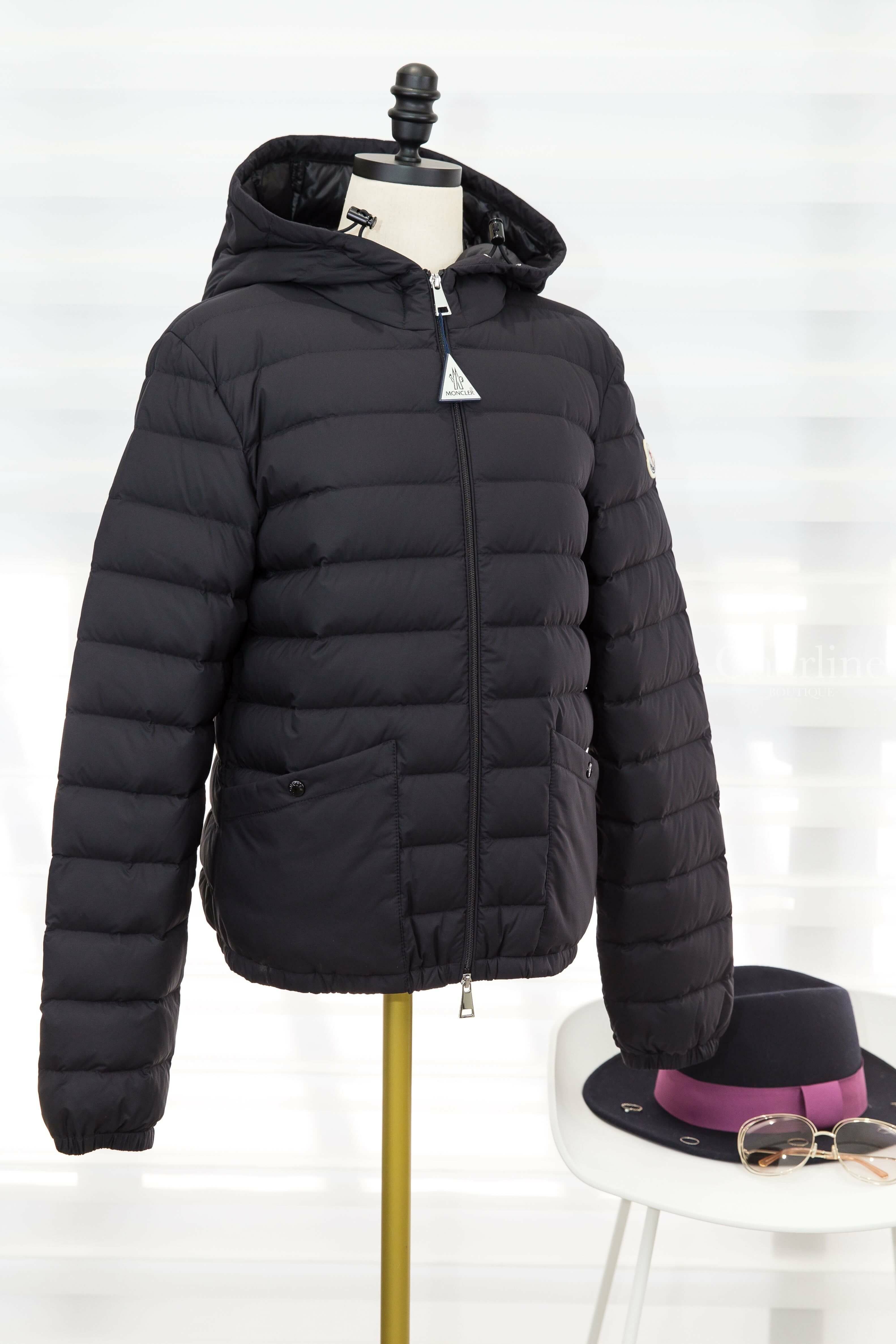 Moncler Hede Hooded Short Down Jacket 黑色連帽拉鍊口袋輕羽絨外套-Charline Boutique 精品代購