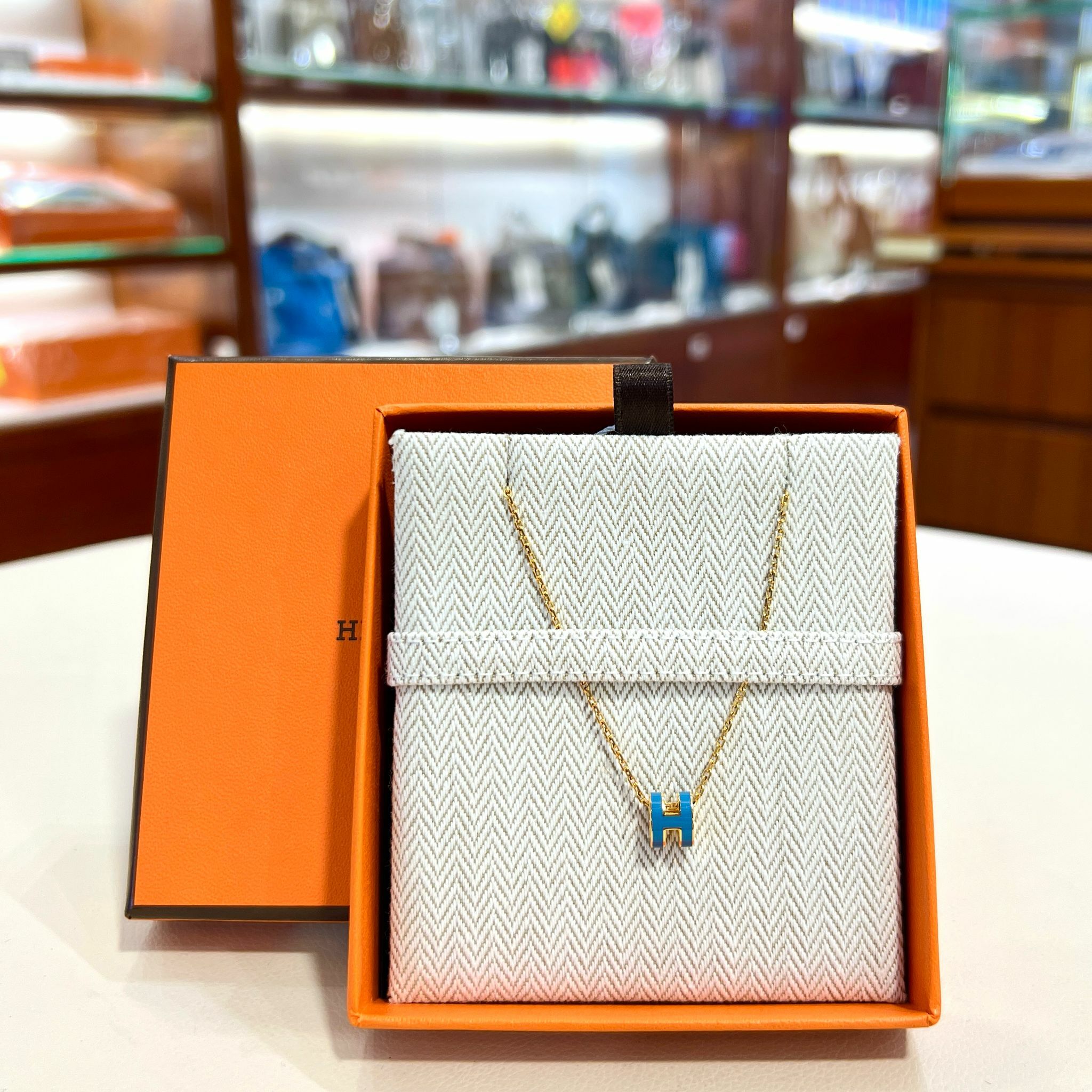 HIDE品【未使用】『HERMES』ラッキータイ　スマイルH柄パープル系 エルメス(HERMES)エルメス ツイリー VOITURES EXQUISES スカーフ