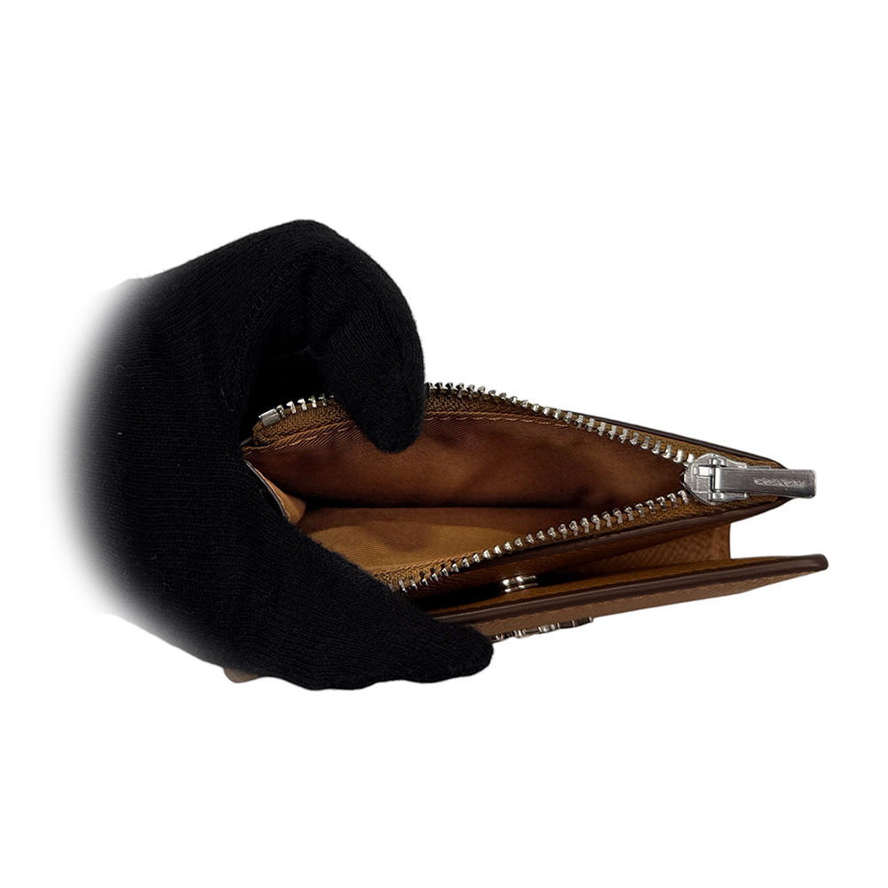 【COACH】銀字Logo 防刮皮革對開二折釦式短夾(淺焦糖色)CR983 SVQD