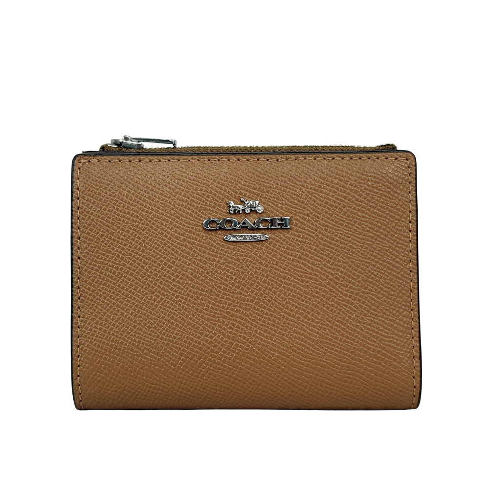 【COACH】銀字Logo 防刮皮革對開二折釦式短夾(淺焦糖色)CR983 SVQD