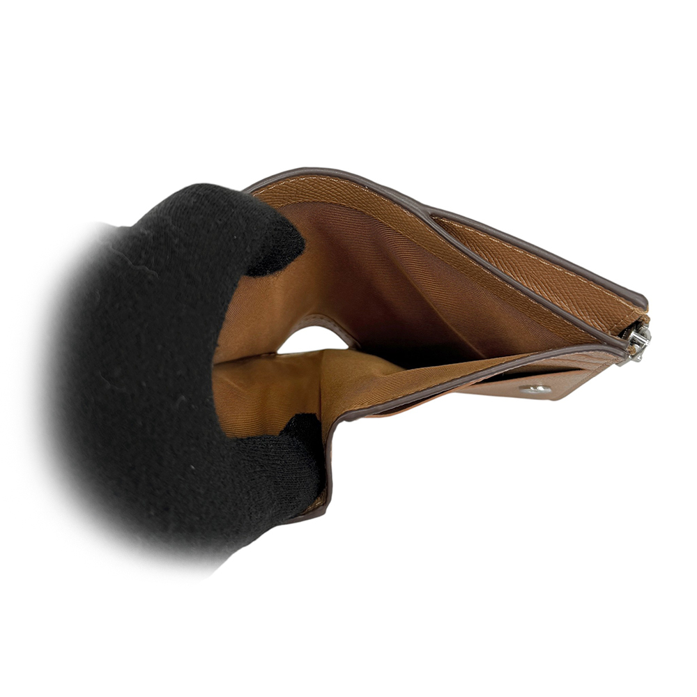 【COACH】銀字Logo 防刮皮革對開二折釦式短夾(淺焦糖色)CR983 SVQD