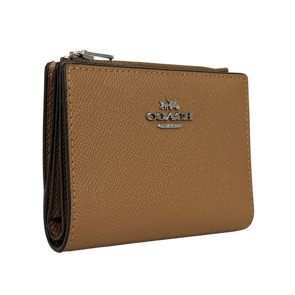 【COACH】銀字Logo 防刮皮革對開二折釦式短夾(淺焦糖色)CR983 SVQD