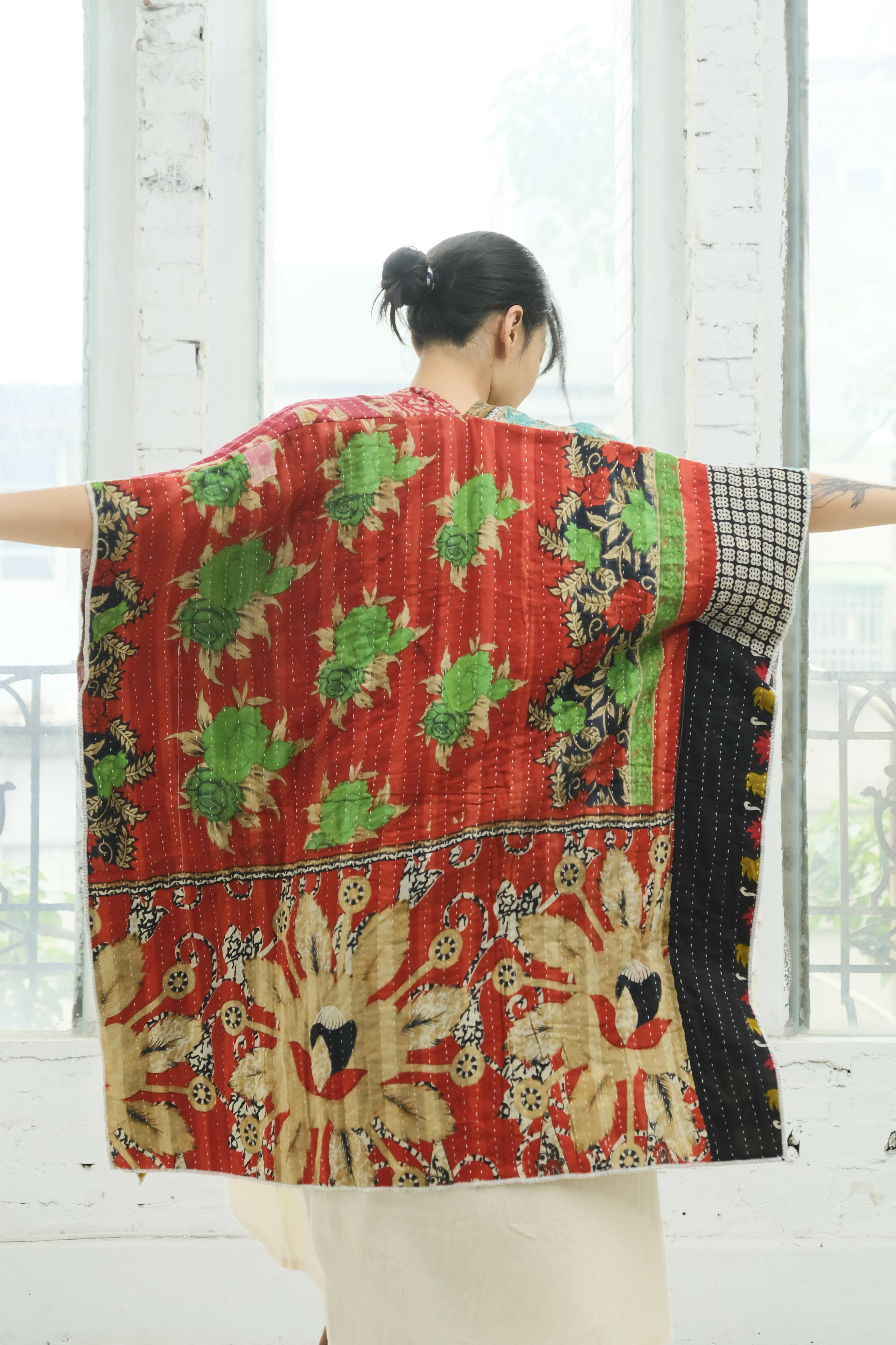 坎塔刺繡開襟披肩罩衫 春光乍洩 - E