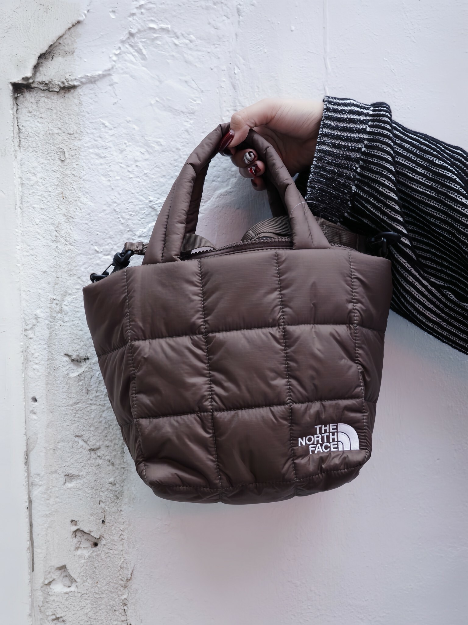 The North Face 北臉羽絨雲朵托特小包 nf0a8b2010i-os