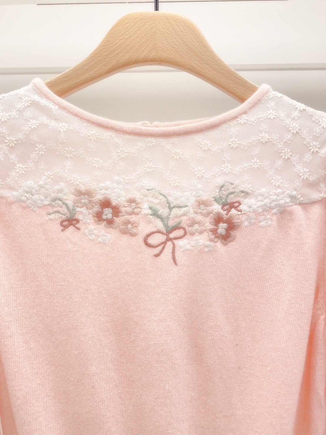 領口花朵刺繡透紗針織上衣