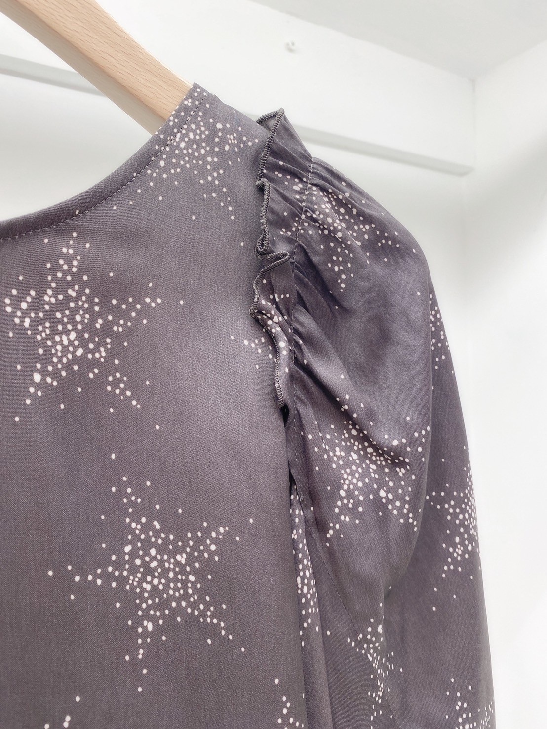 星星微澎袖柔膚上衣