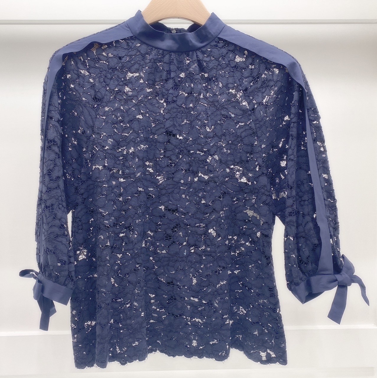 蝴蝶結蕾絲透膚上衣