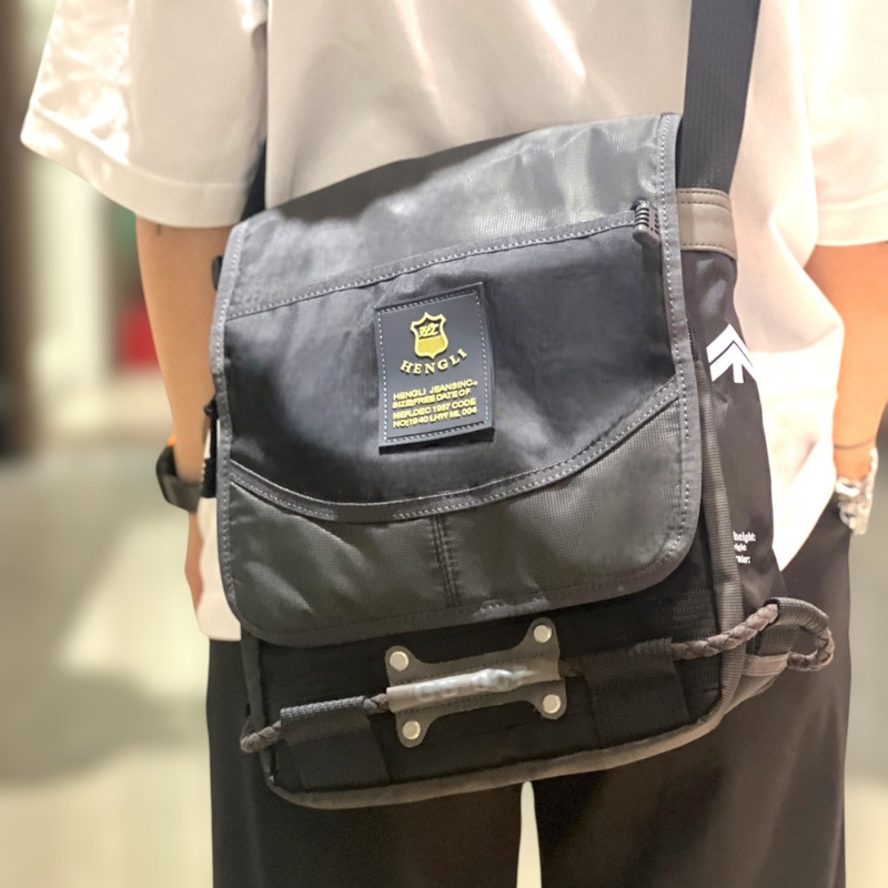 Piccoloo│戰術戶外側背包（軍綠、黑色兩色可選）通勤包 單肩包 側背包 斜背包 可放A4