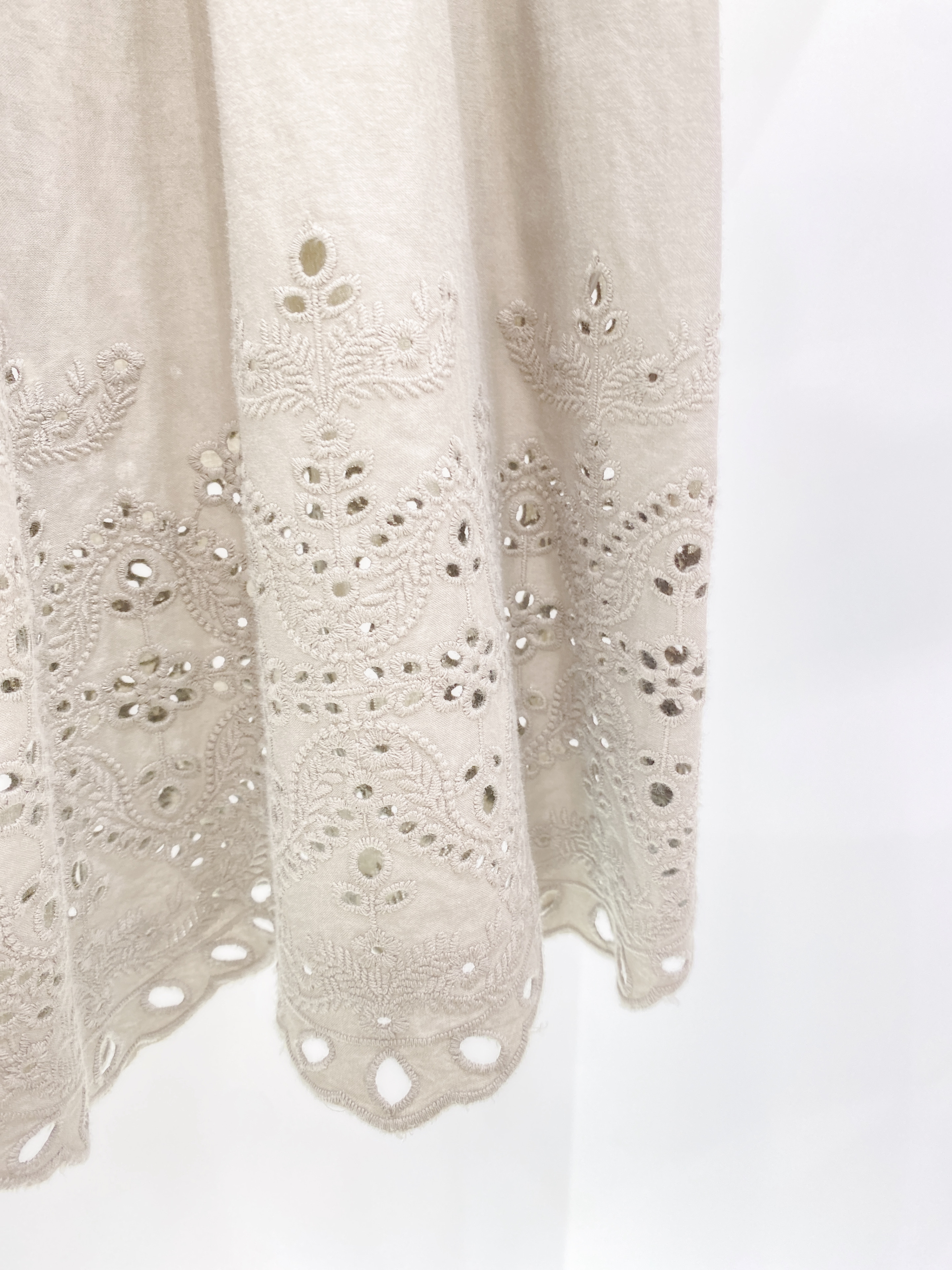 一字領刺繡蕾絲上衣