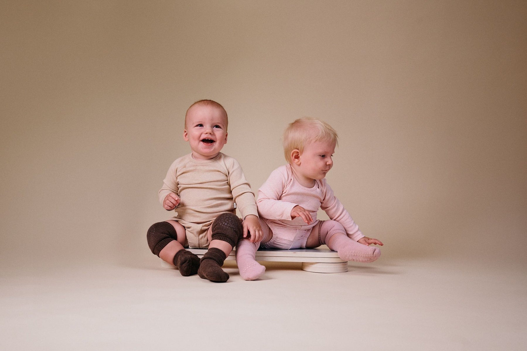 丹麥GoBabyGo 毛圈棉爬行護膝 - Chocolate