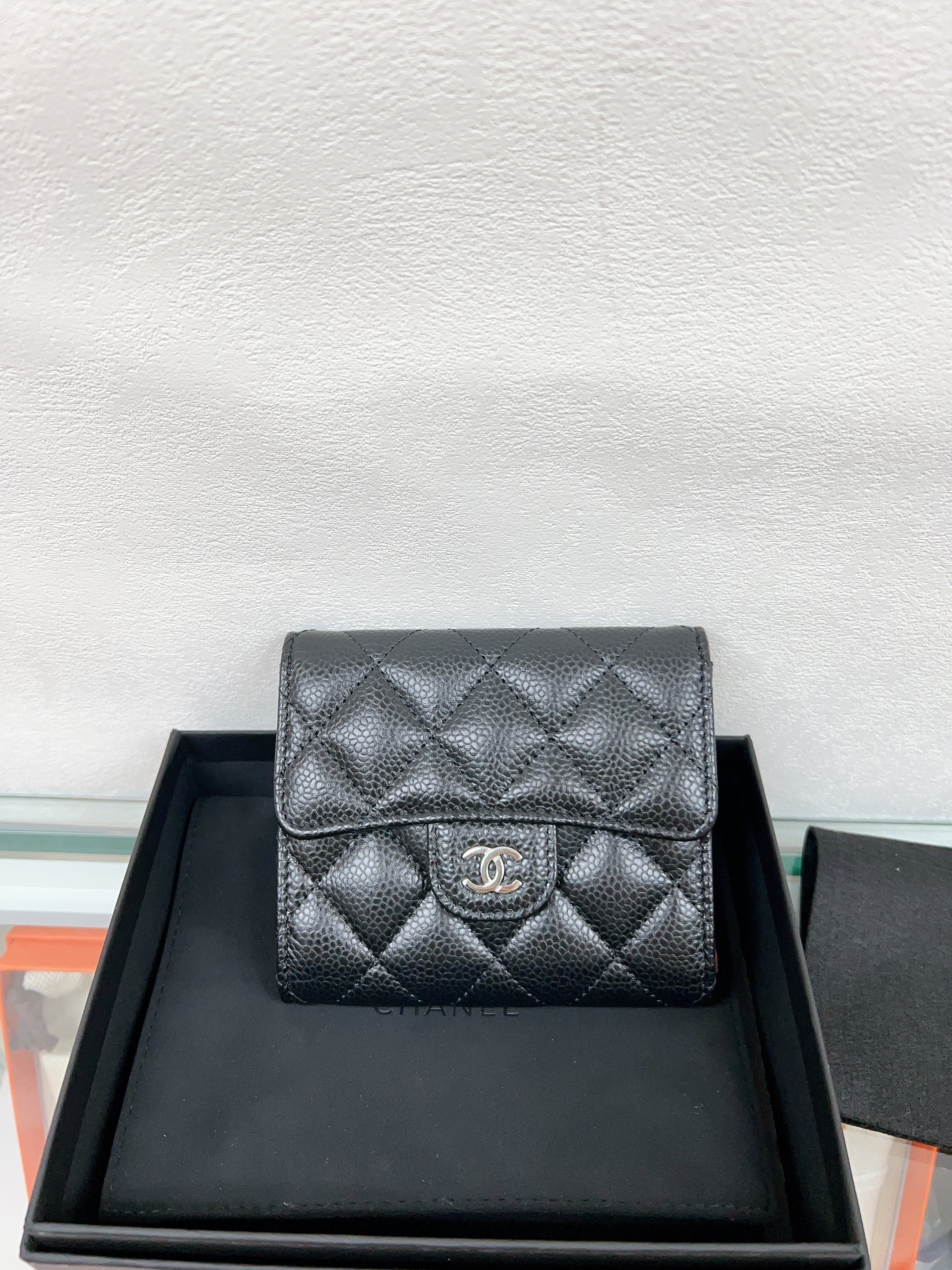Chanel classic flap wallet (black caviar/ PHW)