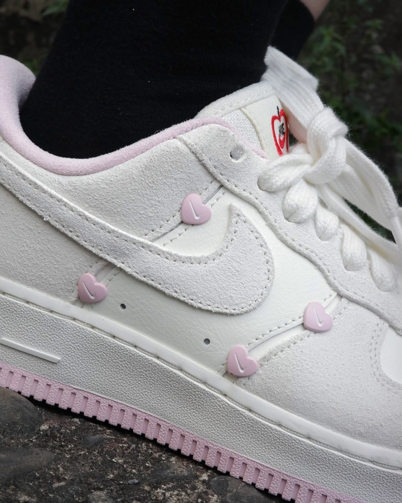 Nike Air Force 1 AF1 Low Valentine's Day 2025 白粉 麂皮 情人節限定 愛心  HV5992-111