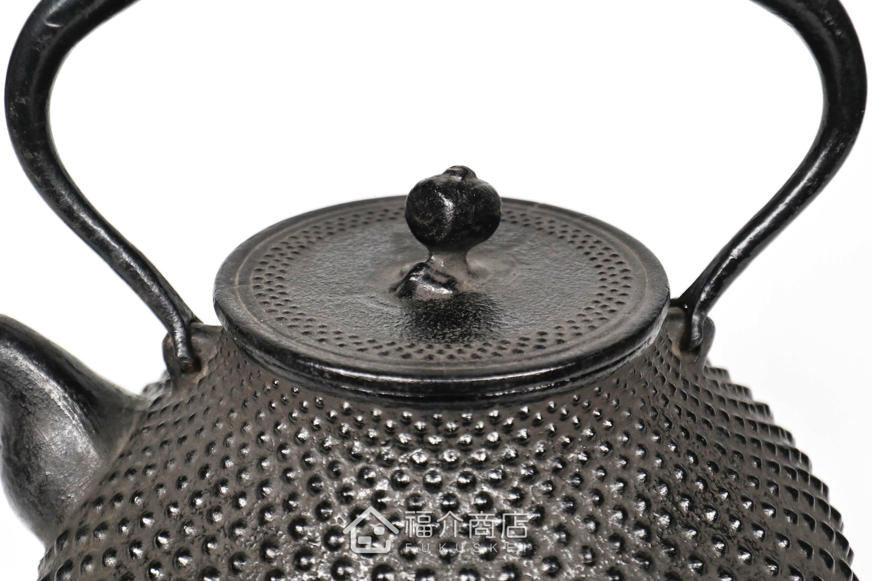 煮水泡茶用的鐵壺，壺身設計成龜甲霰圖紋