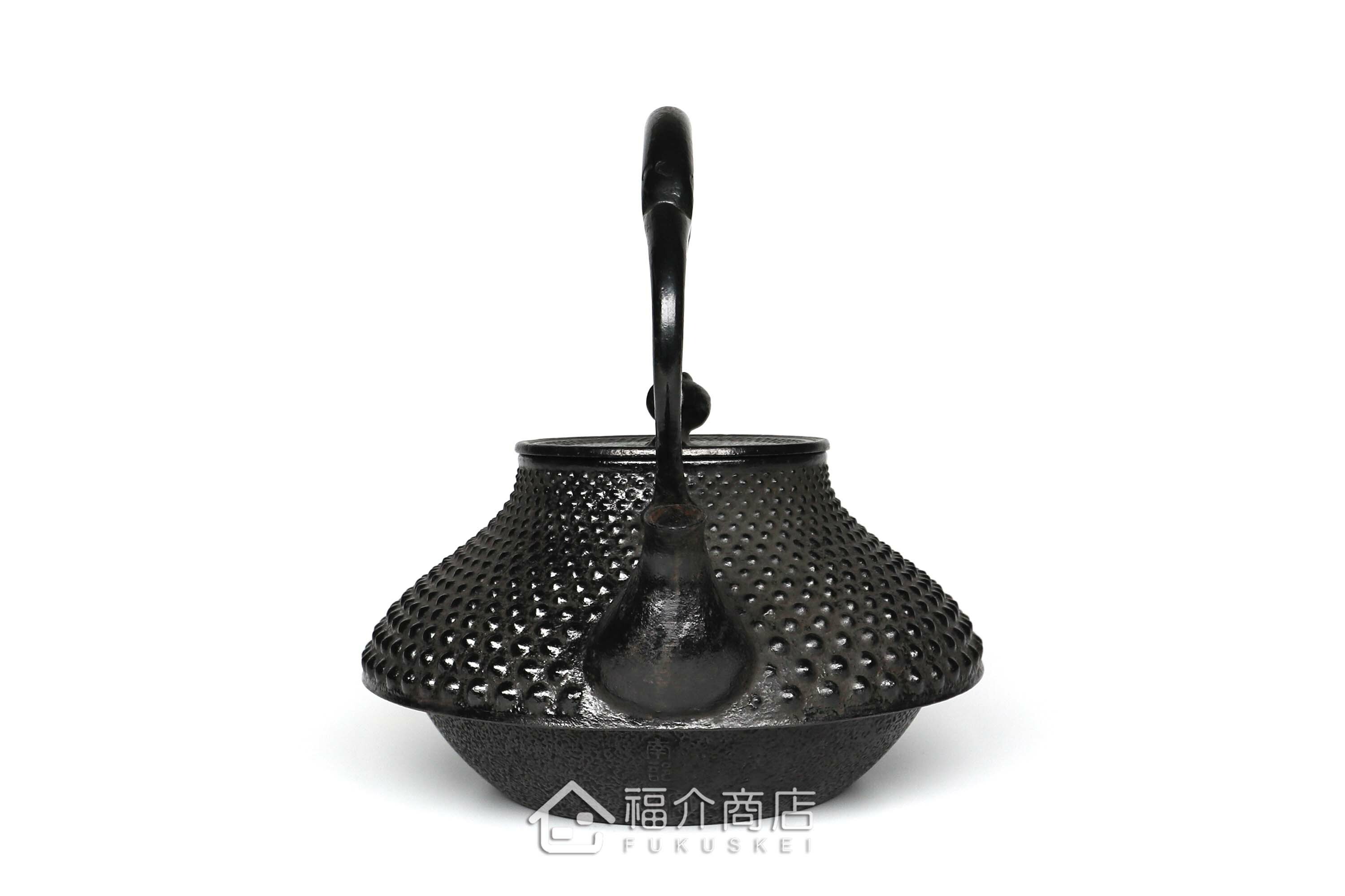 煮水泡茶用的鐵壺，壺身設計成龜甲霰圖紋