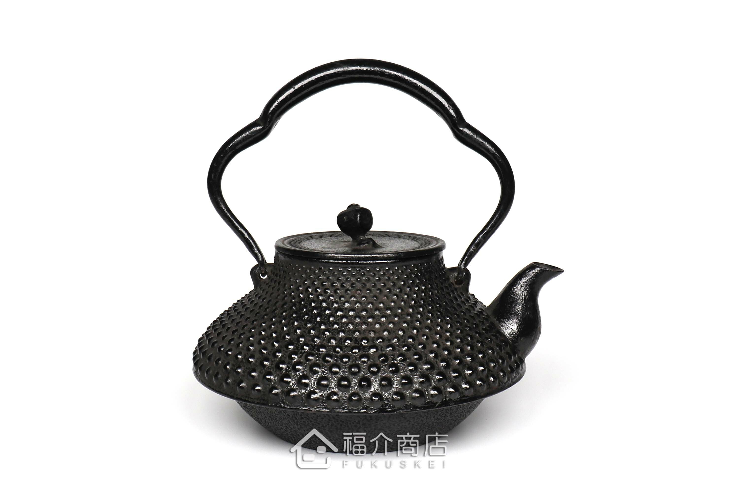 煮水泡茶用的鐵壺，壺身設計成龜甲霰圖紋