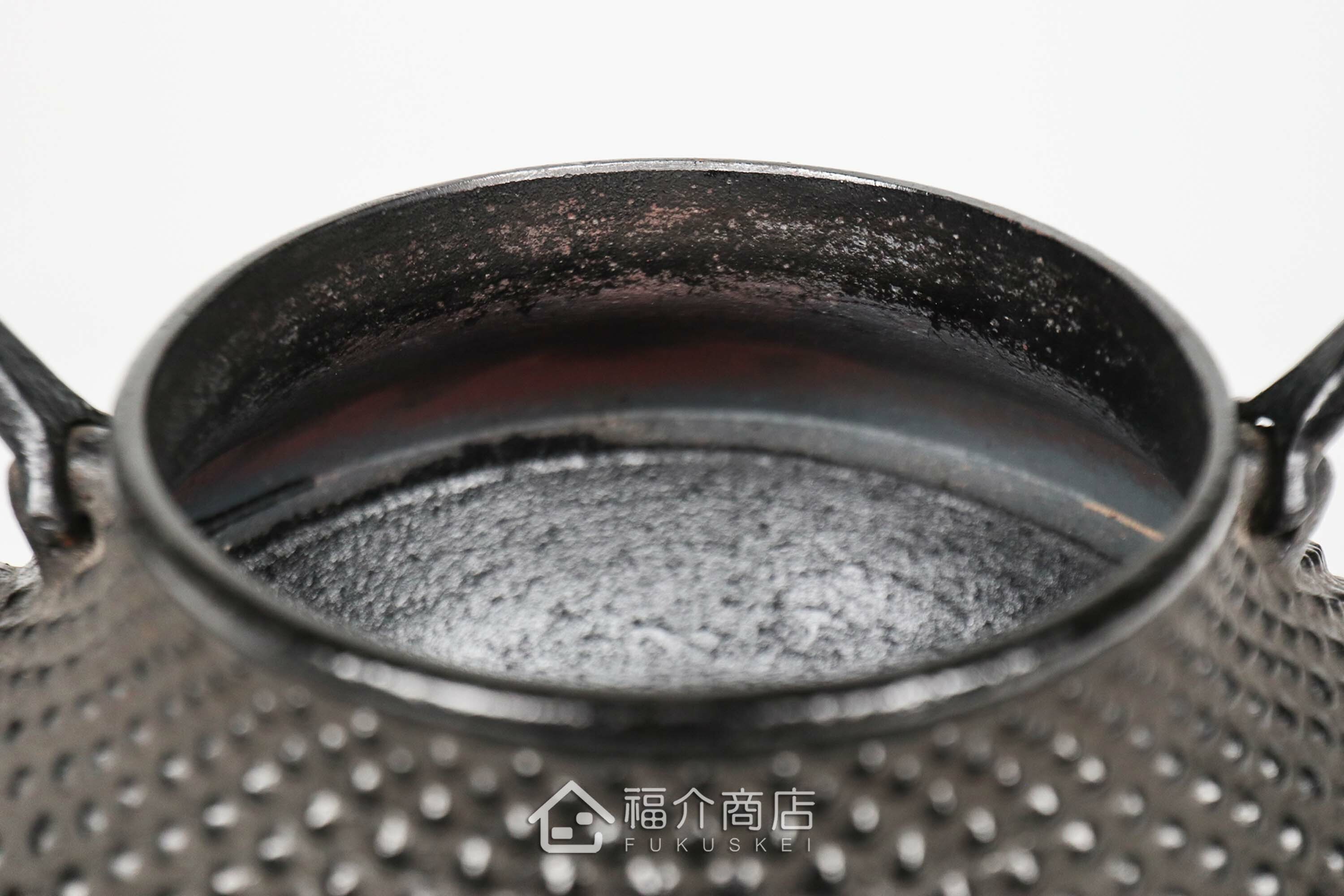 煮水泡茶用的鐵壺，壺身設計成龜甲霰圖紋