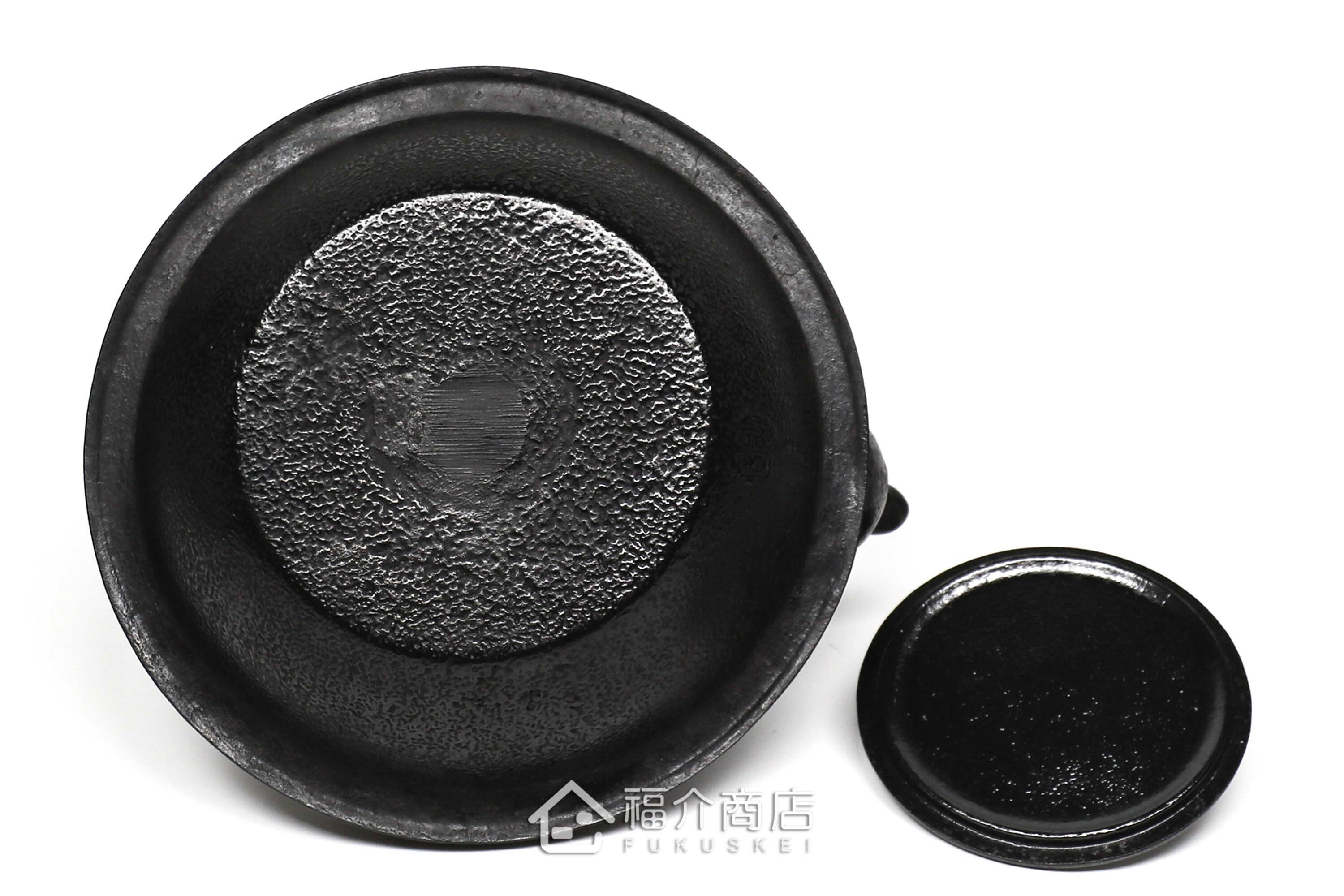 煮水泡茶用的鐵壺，壺身設計成龜甲霰圖紋